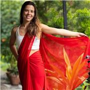 Profesora de yoga recomendable para todos los niveles.